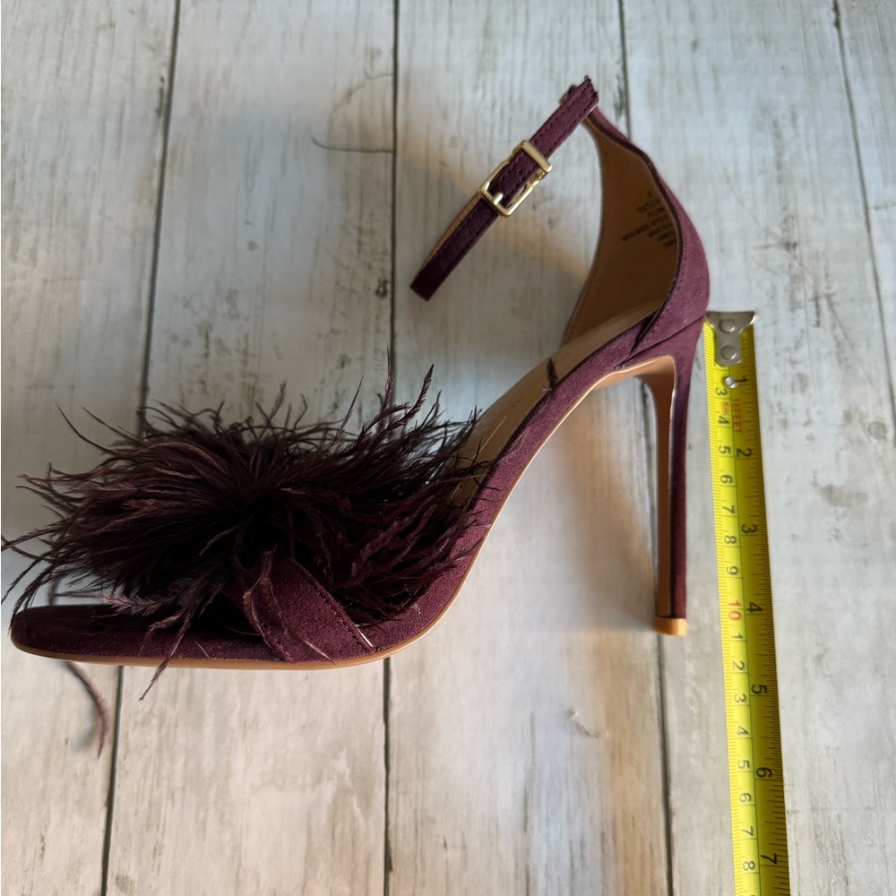Wine Express Feathered Heels - Picture 4 of 5